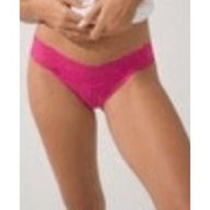 NWT Soma EMBRACEABLE Signature All-Over Lace Thong Panties in Pink Kiss Large